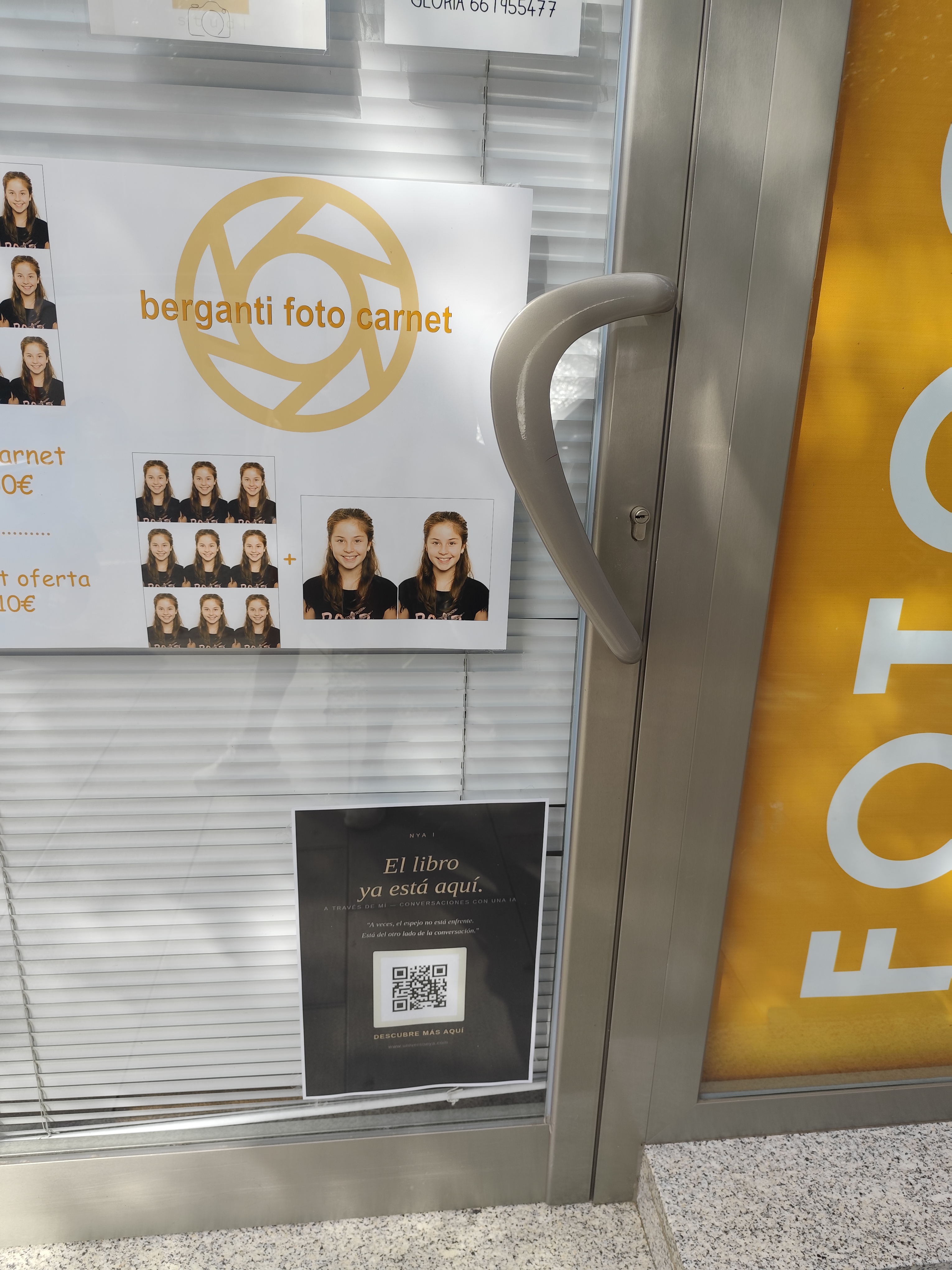 Cartel de A través de mí en el escaparate de Berganti Studi