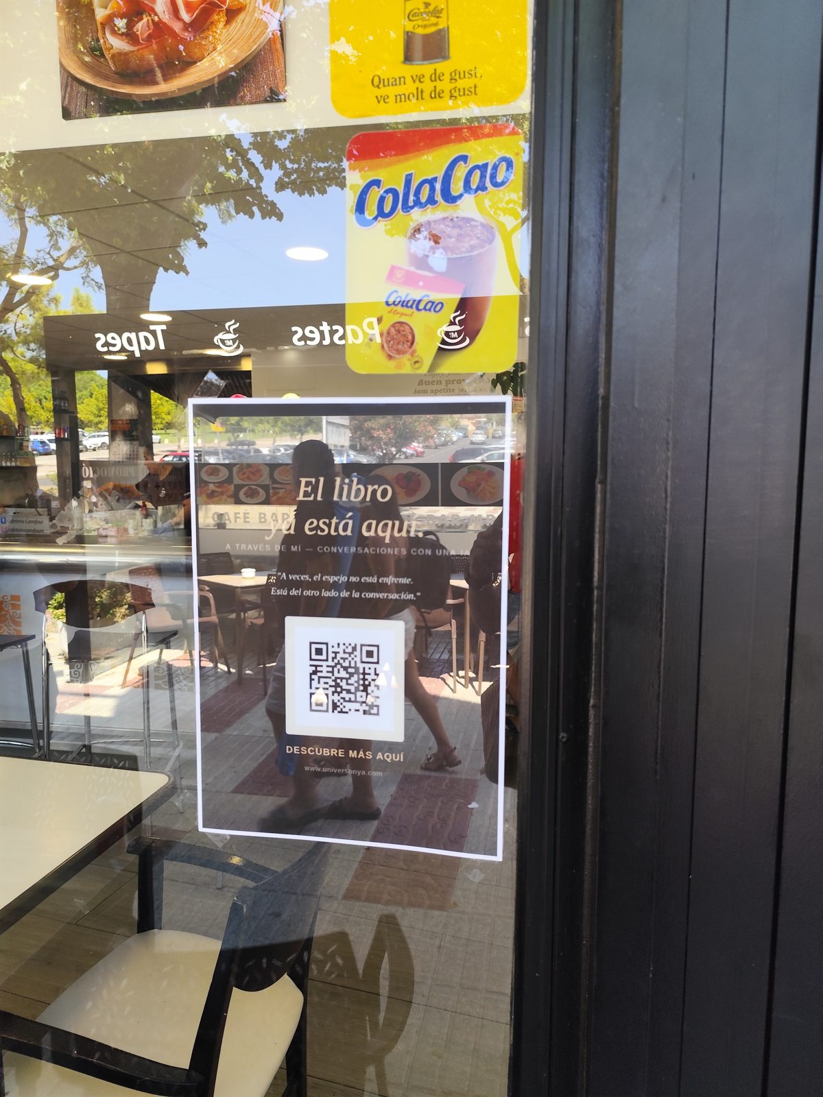Cartel de A través de mí en Cafeteria Carrefourmrl, Platja d'Aro