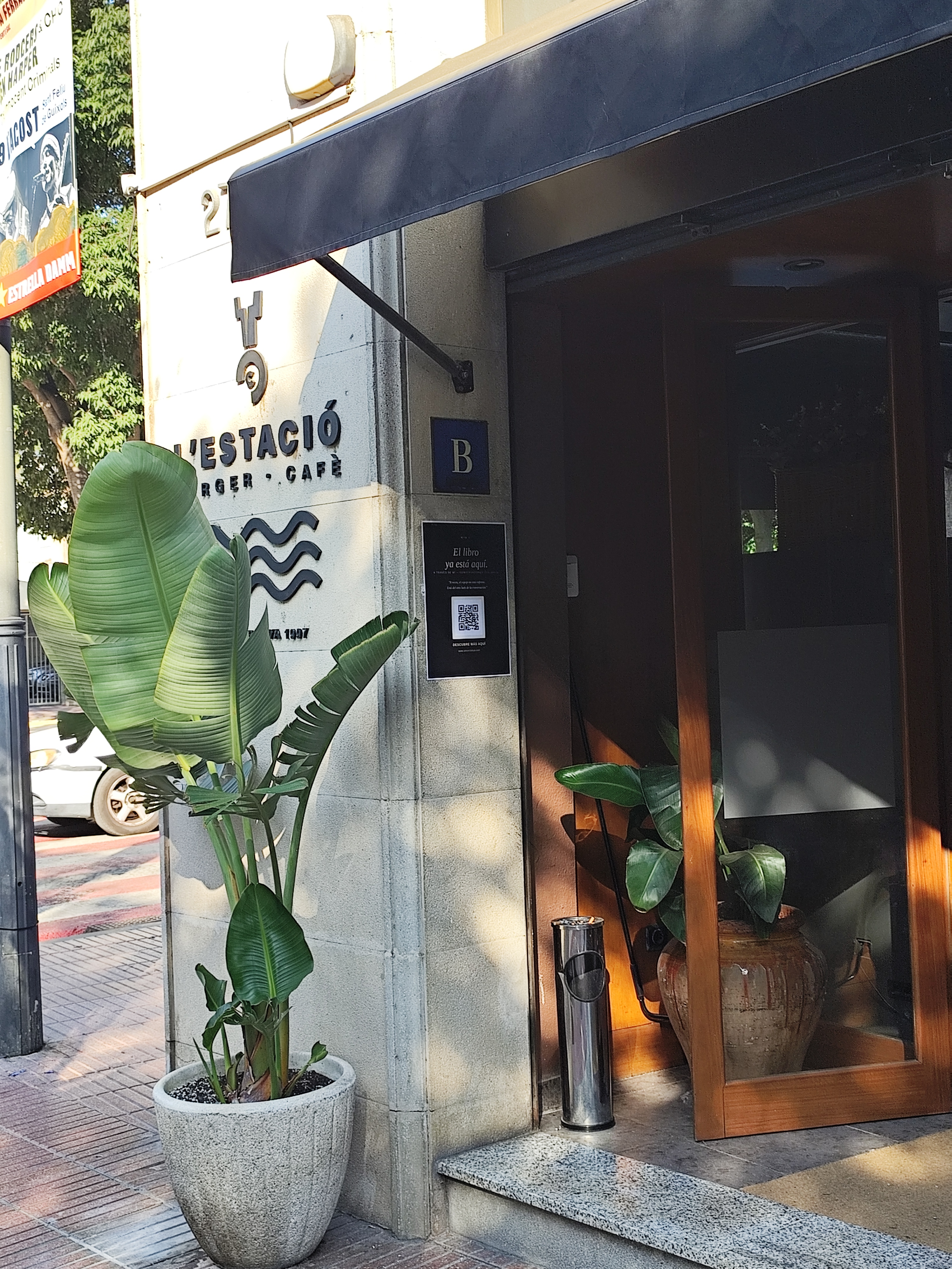 Cartel de A través de mí en L'Estació Burger·Cafè