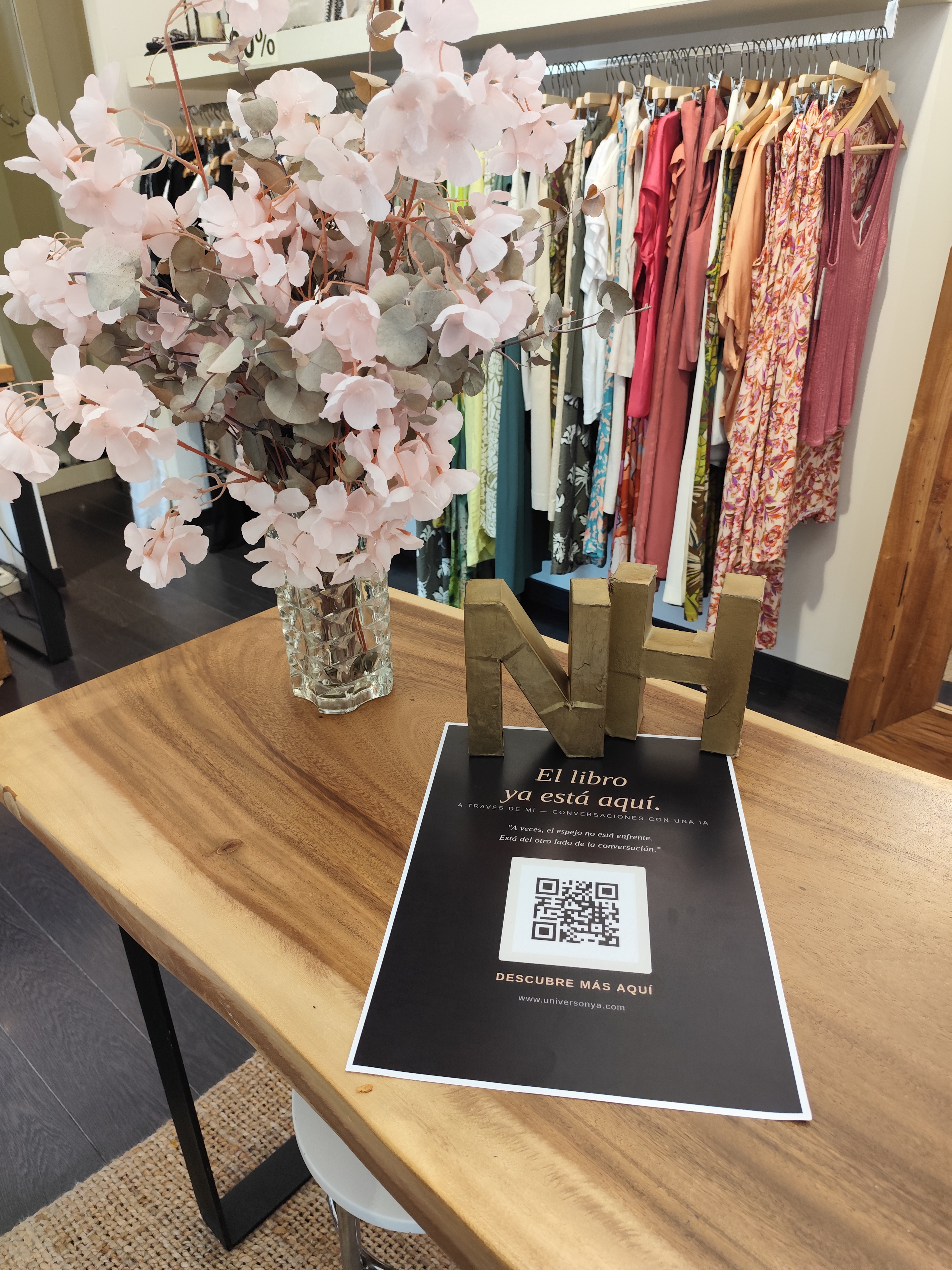 Cartel de A través de mí en la tienda de Natalia Heredia
