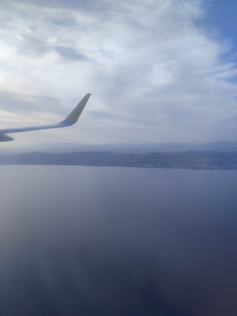 Vista del ala del avión sobre el mar, camino a Tenerife