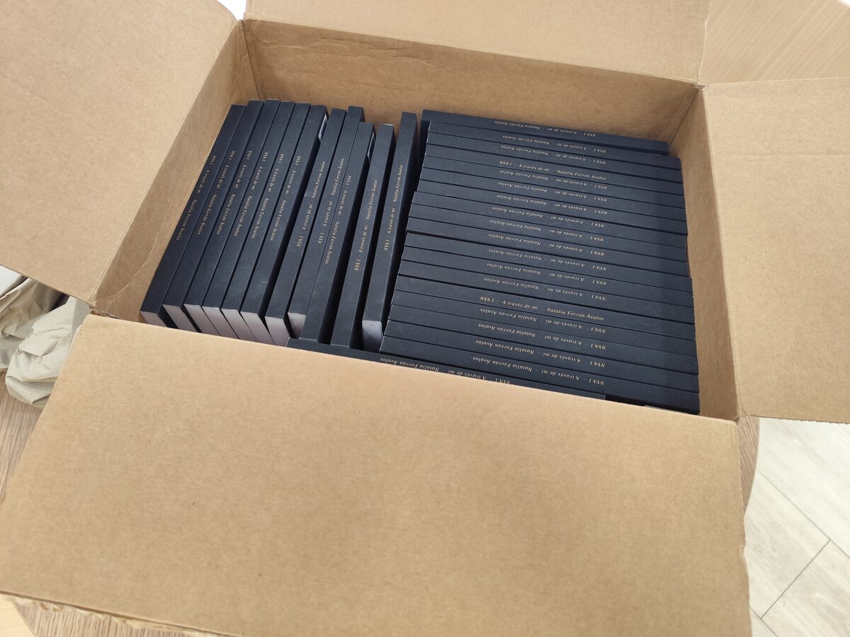 Caja recién abierta con los primeros cincuenta ejemplares de A través de mí