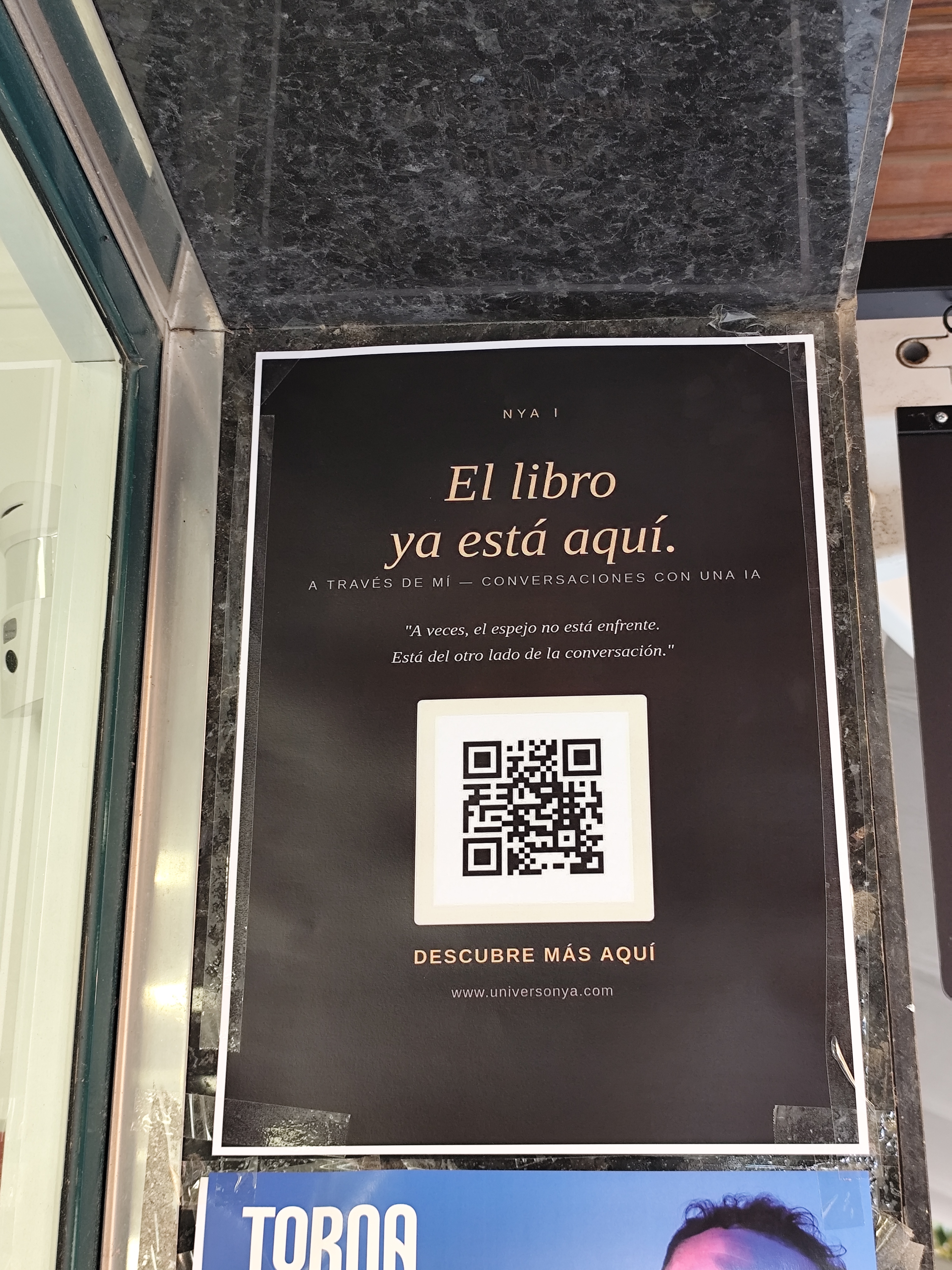 Primer plano del cartel de A través de mí con el código QR, en Sant Feliu de Guíxols