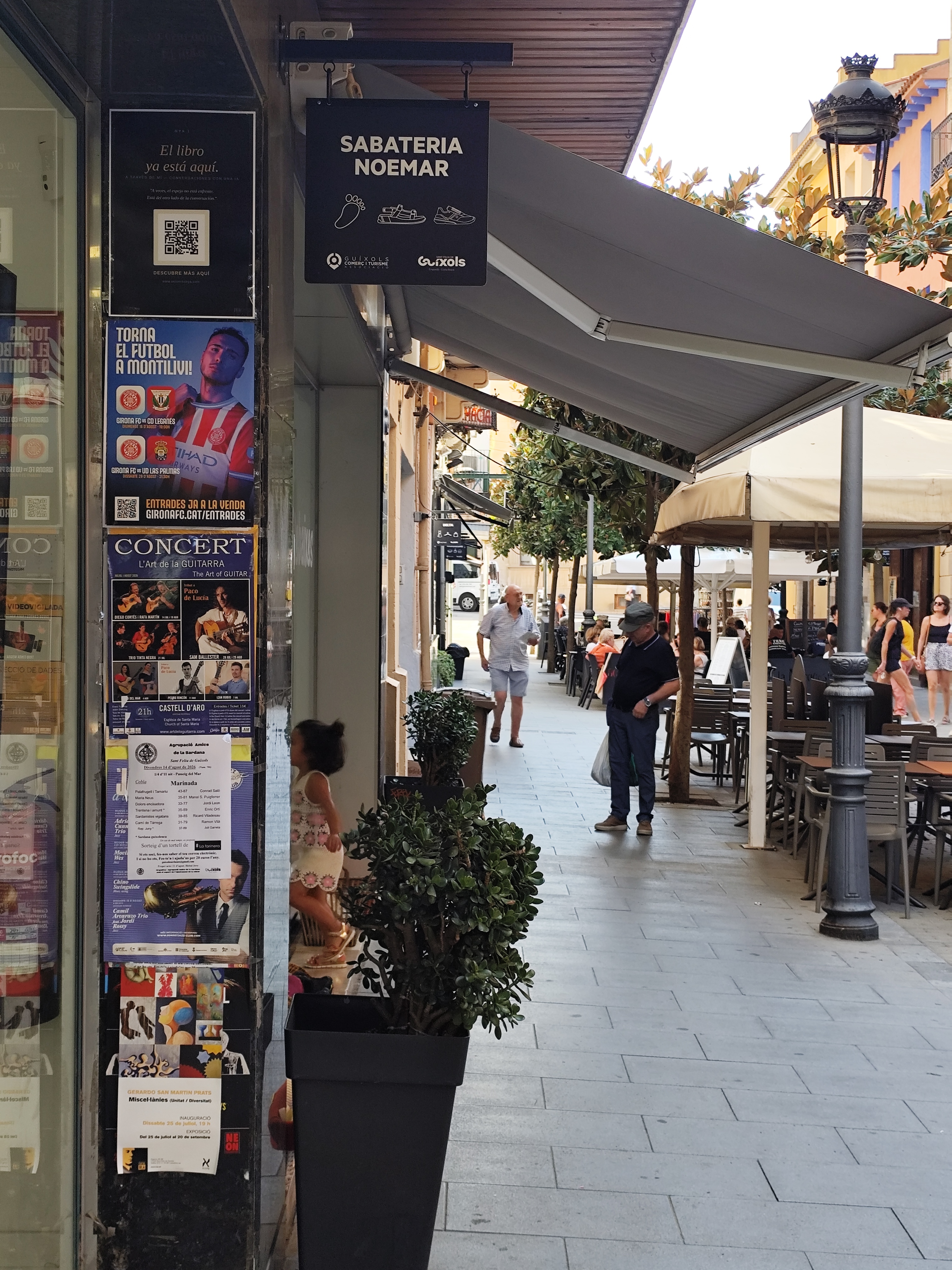 Cartel de A través de mí en una calle comercial de Sant Feliu de Guíxols