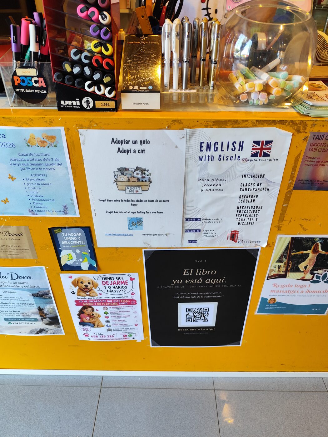 Cartel de A través de mí en el escaparate de Palemar, Palafrugell