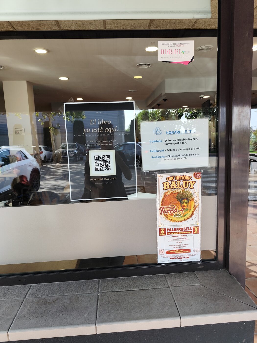 Cartel de A través de mí en el escaparate de Tips Masía Urbana, Palafrugell